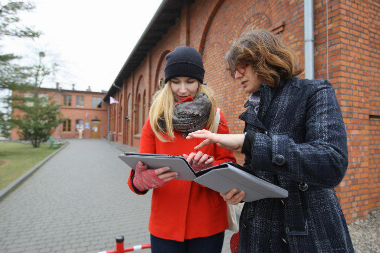 Marta Tymińska pokazuje działanie aplikacji Marcie Bednarskiej z Instytutu Kultury Miejskiej.
