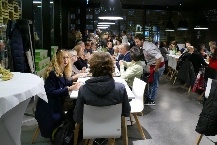 W restauracji polskiej na EXPO ustawiono dwa długie stoły. O miejsca było najtrudniej około godz. 22.
