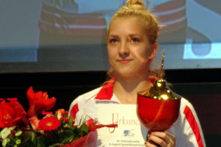 Anna Szymczak w 2014 roku z pucharem za zajęcie trzeciego miejsca w turnieju w Niemczech
