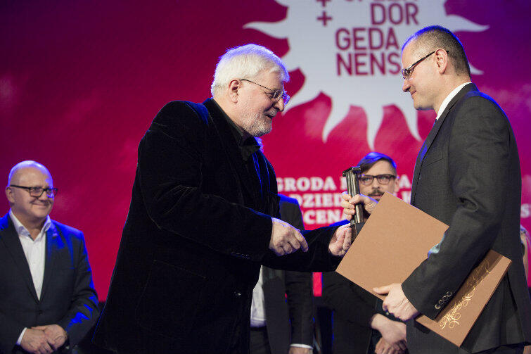 Tytuł Mecenasa Kultury Gdańska za 2015 rok odbiera z rąk Marka Bumblisa przedstawiciel firmy Ziaja.