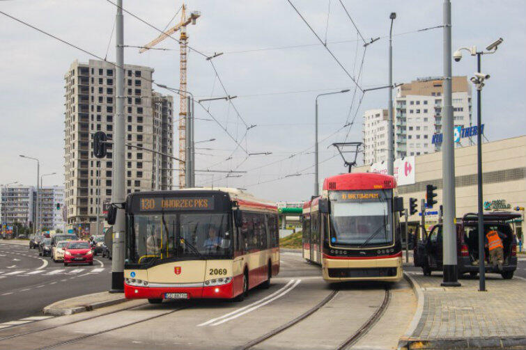 Jeszcze w tym roku na ulice Gdańska wyjadą 23 nowe autobusy.  W 2017 r. - 15 tramwajów.
