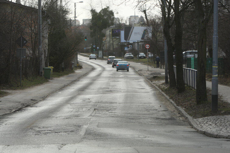 Widok ul. Sobieskiego od strony Politechniki Gdańskiej. Torowisko tramwajowe ma przebiegać wzdłuż jezdni.
