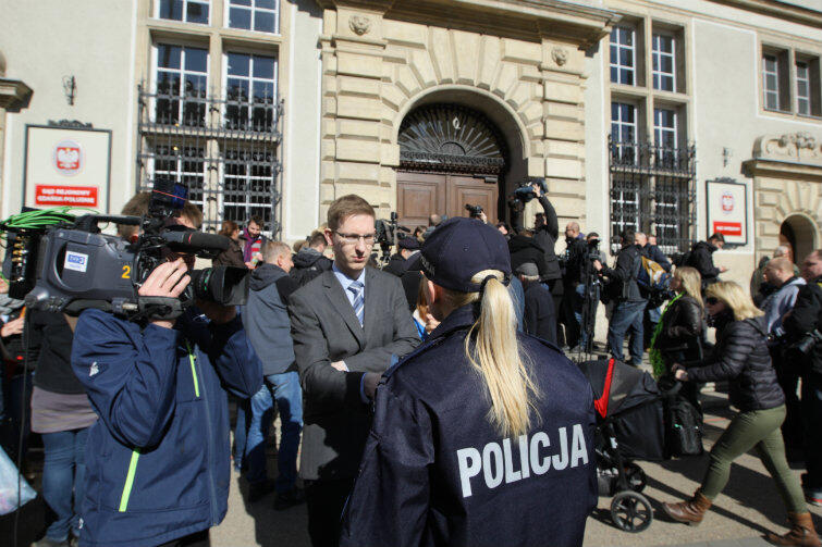 Policja przeprowadziła ewakuację, tłum dziennikarzy z całej Polski czeka na pozwolenie na powrót do budynku sądu.
