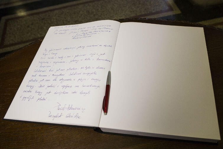 Księga kondolencyjna była wyłożona w gdańskim magistracie w połowie listopada 2015 po zamachach w Paryżu. Teraz - niestety po tragedii w Brukseli - także będzie można się do niej wpisywać 

