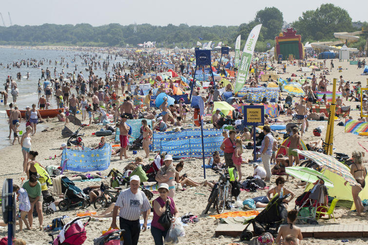 W letnie i upalne dni gdańskie plaże odwiedzają tysiące osób
