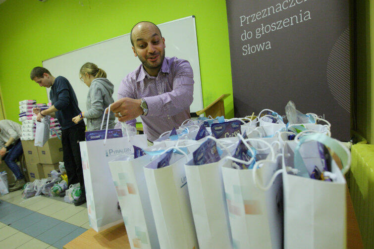 Mohamed Atoun, szef Ligi Muzułmańskiej w Gdańsku, przyłączył się do przygotowywania świątecznego posiłku i kompletowania paczek.

