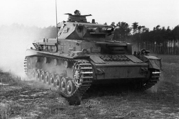Charakterystyczna sylwetka niemieckiego czołgu Panzerkampfwagen IV (PzKpfw IV). Najprawdopodobniej taka właśnie maszyna znajduje się w ziemi na terenie Portu Północnego. 