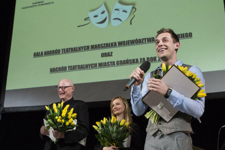 Marcin Miodek. Obok stoją - Ewelina Marciniak i Adam Orzechowski, dyrektor Teatru Wybrzeże.
