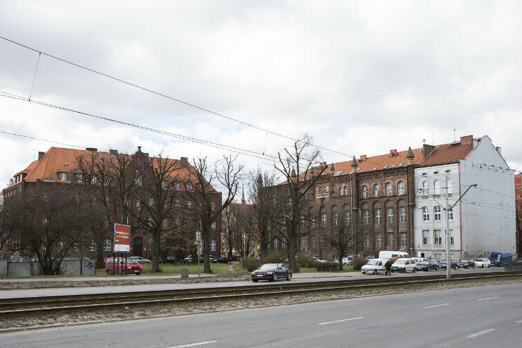 Targ Maślany sąsiaduje z Podwalem Przedmiejskim. W jednym z projektów zaproponowano oddzielenie zieleńca od ruchliwej ulicy wzniesieniem, które będzie pełnić rolę ekranu dźwiękochłonnego.
