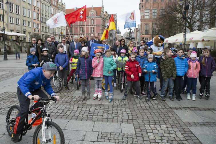 Rowerowy Maj zaczął się w kwietniu na Długim Targu. Nz. przedstawiciele miast biorących udział w tegorocznej edycji i uczniowie Szkoły Podstawowej nr 65 w Gdańsku

