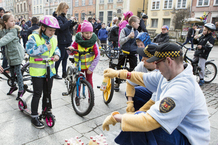 Podczas gdy dorośli rozmawiali o teorii transportu rowerowego, dzieci z SP nr 65 wzięły udział w zajęciach z przedstawicielami Straży Miejskiej w Gdańsku i stowarzyszenia Rowerowa Gdynia.
