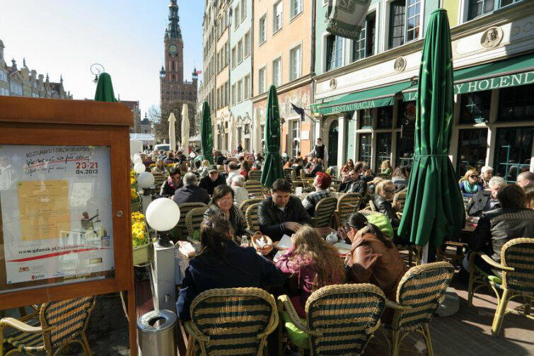 Tłumy w lokalach, tłumy w restauracyjnych ogródkach - tak jest w Gdańsku co roku z okazji „Weekendu za pół ceny”. Nz. Długi Targ, 21 kwietnia 2013 r.