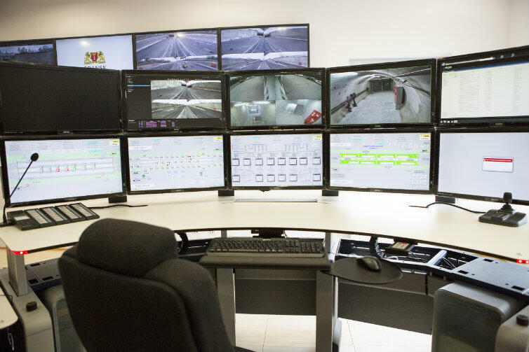 Tak wygląda centrum dowodzenia tunelem: ekrany, klawiatury, monitoring. 
