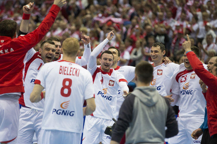 Polscy piłkarze ręczni cieszą się z wywalczenia olimpijskiej kwalifikacji
