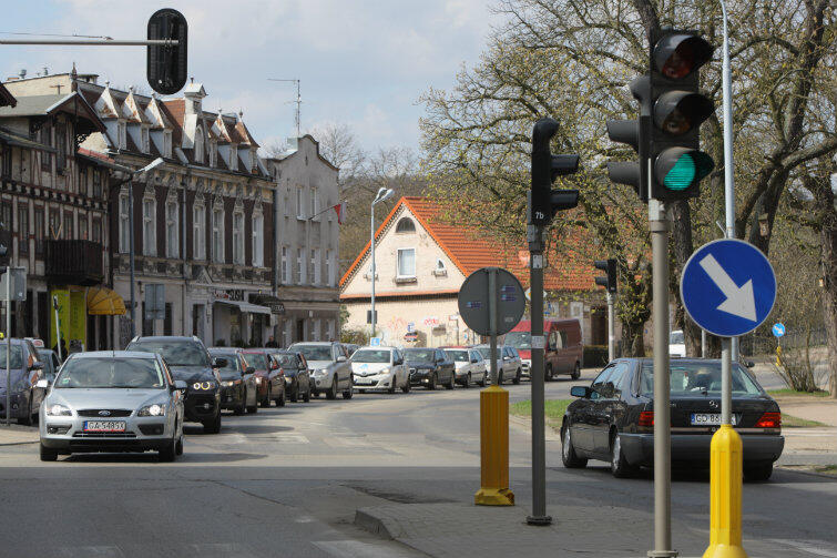 Przez Starą Oliwę, założoną przez cysterskich zakonników, ciągną sznury samochodów. Ulica Stary Rynek Oliwski.
