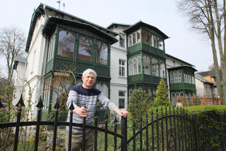 Pan Zbigniew z zarządu wspólnoty pozuje przed pięknie odnowionym domem przy ul. Matki Polki 7 (II miejsce w konkursie).
