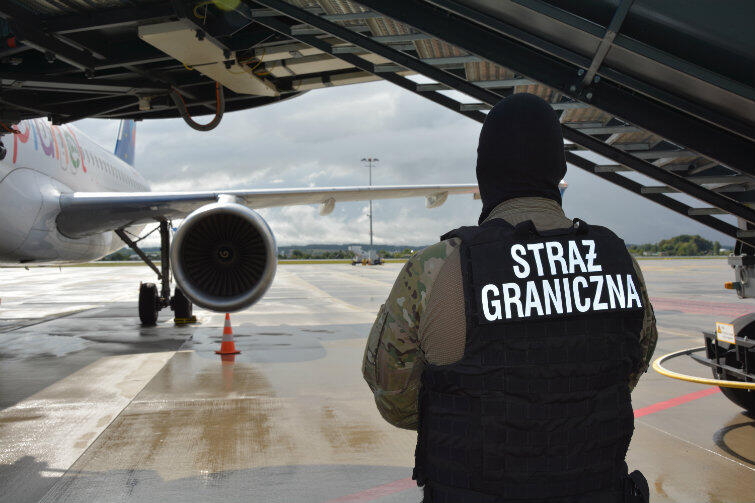 Na służbie straż graniczna nie ma poczucia humoru, zwłaszcza gdy na lotnisku ktoś informuje o bombach.
