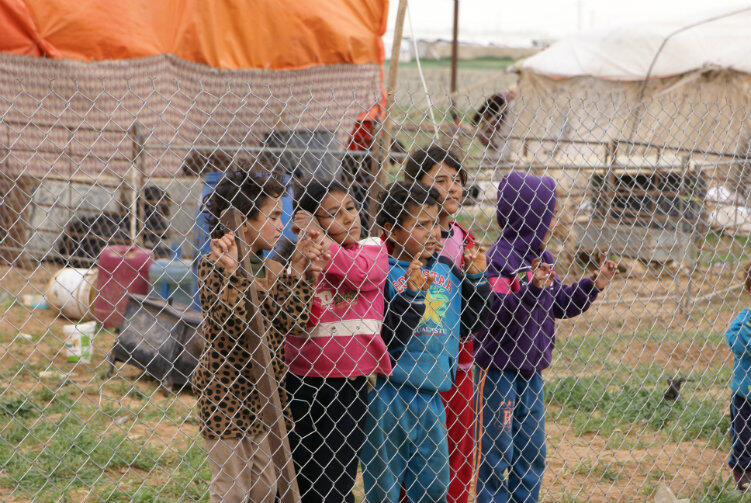 Świat oglądany zza płotu. Dla tych dzieci obóz to jedyna znana im rzeczywistość.
