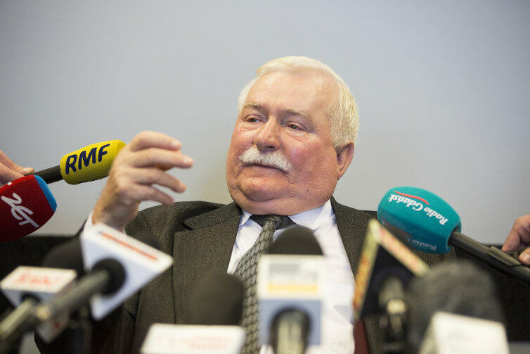 Lech Wałęsa podczas konferencji prasowej w ECS. 
