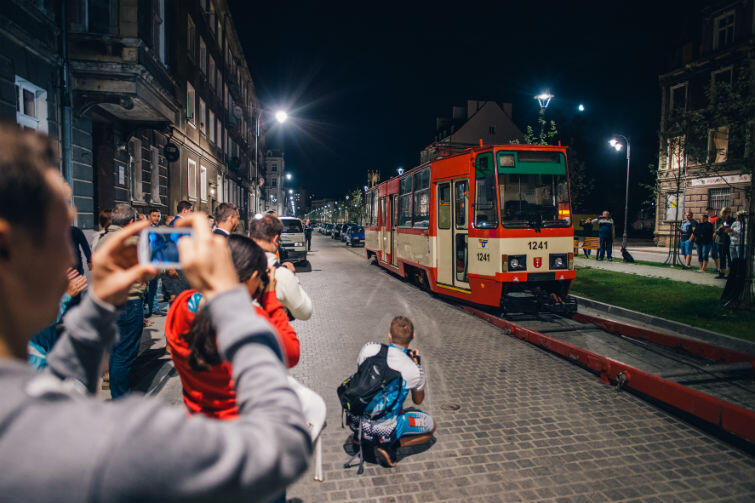 Od września 2015 roku ozdobą Dolnego Miasta jest zabytkowy tramwaj Konstal 105 
