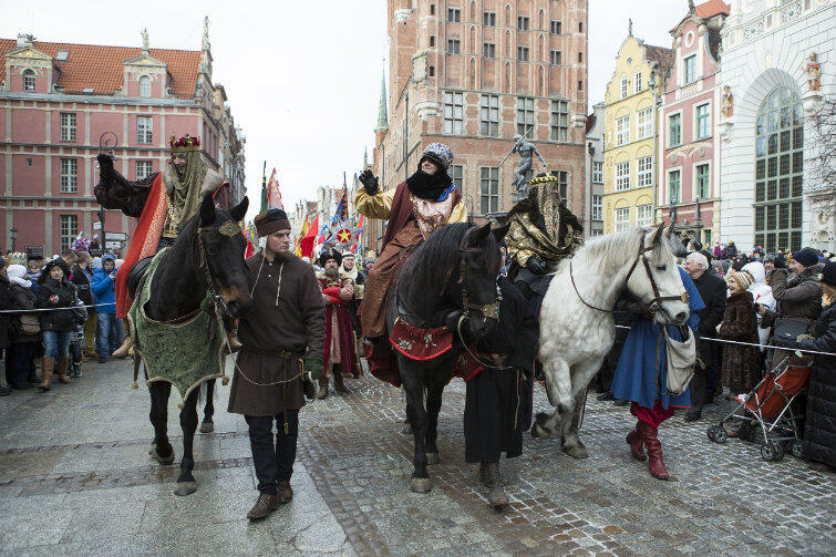 Długa i Długi Targ zachwycają na co dzień i od święta. Są wizytówką Gdańska - to tutaj ma miejsce wiele ważnych dla miasta wydarzeń. Nz. Orszak Trzech Króli 2016.
