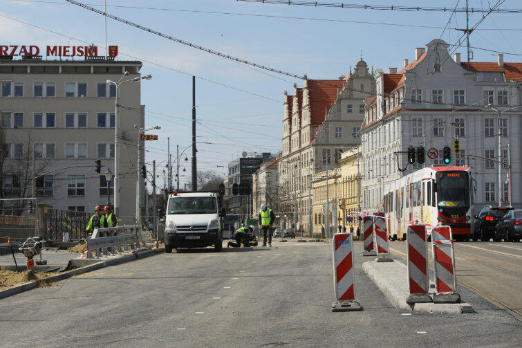 14 kwietnia 2016 r. Na Hucisku trwają prace wykończeniowe. Pracownicy uwijają się jak w ukropie, by w sobotę kierowcy mogli wrócić na tę trasę.

