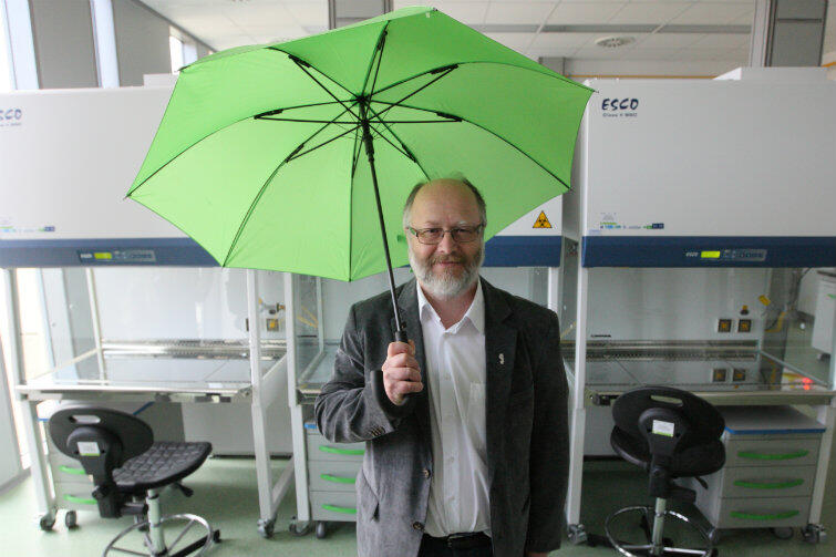 Prof. Michał Obuchowski, prodziekan ds. nauki MWB, oprowadzał gości z parasolem przewodnika w dłoni (nz. laboratorium BSC3).

