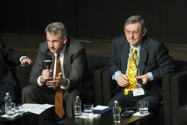 Profesorowie Timothy Snyder (po lewej) i Norman Davies podczas debaty w gdańskim ECS. Maj 2015 r.
