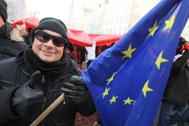 Nawet na proeuropejskich manifestacjach KOD flag UE jest po prostu mało. Tutaj - niezawodny Krzysztof Skiba, podczas manifestacji w Gdańsku.
