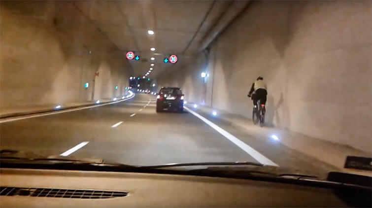 Nagranie z kamery umieszczonej w samochodzie. Widać na nim rowerzystę jadącego tunelem pod Martwą Wisłą 