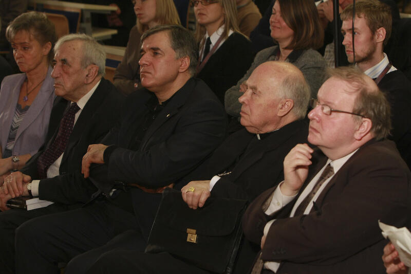  Abp Tadeusz Gocłowski i Aleksander Hall (po prawej, w okularach) w 2009 r. w Gdańsku, podczas konferencji naukowej na 20-lecie Okrągłego Stołu.
