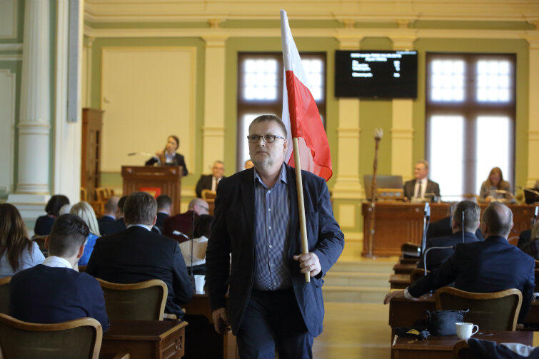 Senator Waldemar Bonkowski (PiS) z okazji sesji RMG poczuł się bardziej polski niż inni, więc przyszedł z biało-czerwoną flagą. Badał czy radnym PO marzy się powrót do Wolnego Miasta Gdańska.
