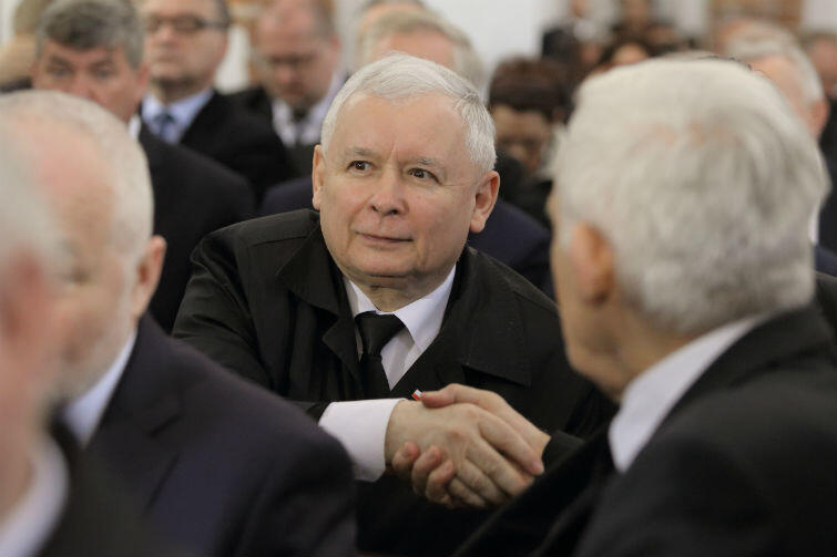 Jarosław Kaczyński wita się z Jerzym Buzkiem
