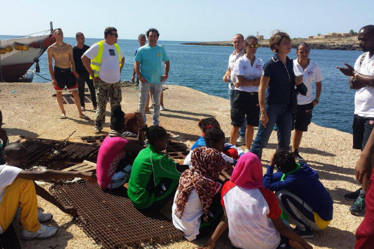 Port Lampedusa. Właśnie przybyła kolejna grupa uchodźców. 