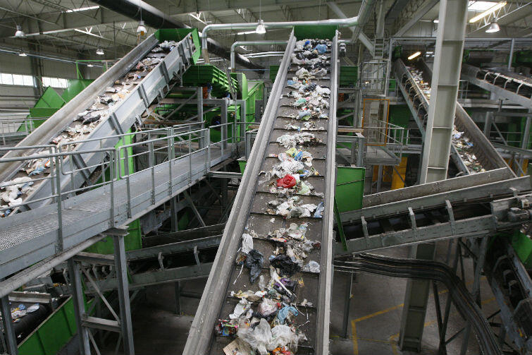 Zakład utylizacyjny w Szadółkach jest już wyposażony w nowoczesną sortownię, w 2020 roku ma tam powstać spalarnia odpadów
