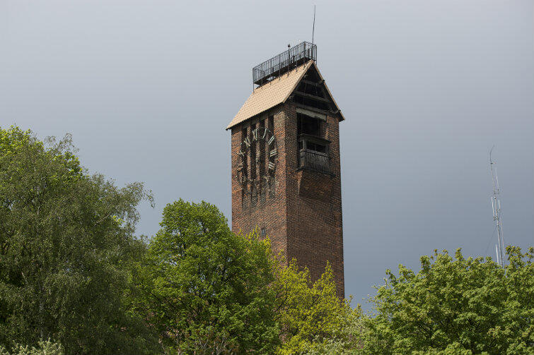 Licząca blisko 80 lat wieża zegarowa schroniska na Biskupiej Górce.

