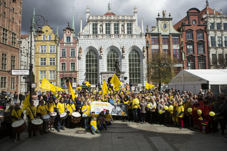 Długi Targ to serce Gdańska, zadbajmy o nie. Nz. wolontariusze Pól Nadziei, kwiecień 2016 r.

