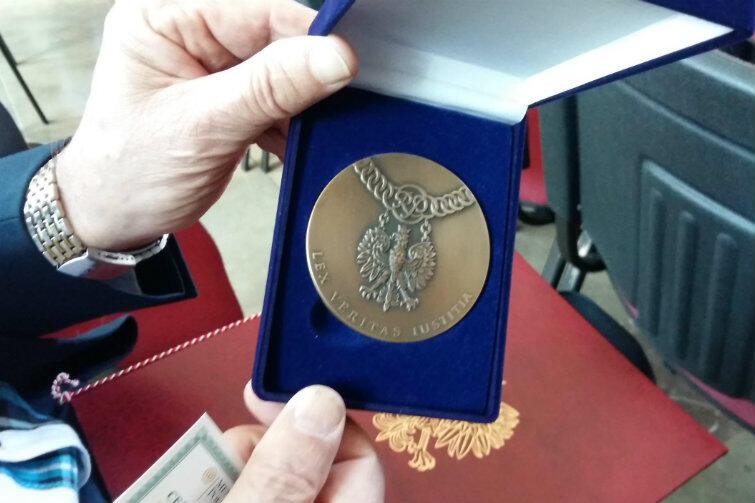 Medal pamiątkowy Zasłużony dla Wymiaru Sprawiedliwości.
