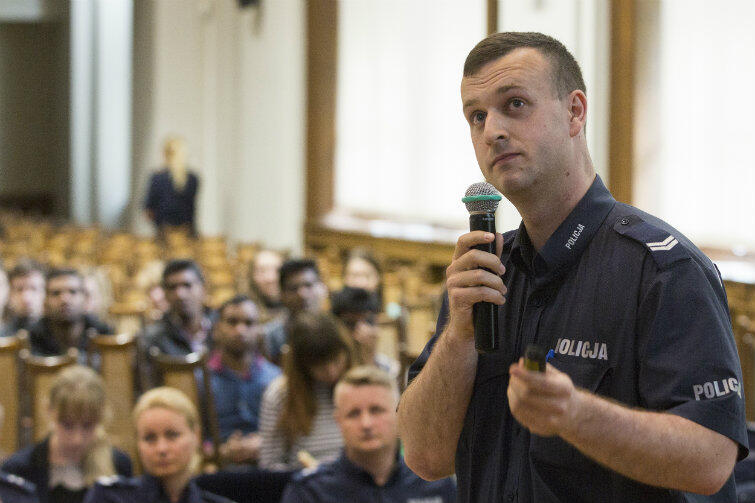 Sierż. Rafał Wróbel przedstawił prezentacje na temat policji w Polsce.
