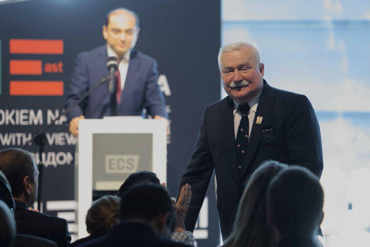 Basil Kerski, dyrektor ECS otwiera forum i wita głównego gościa Lecha Wałęsę
