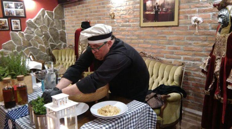 Marco Bernardi serwował gościom makaron z parmezanem, popularne danie w północnych Włoszech
