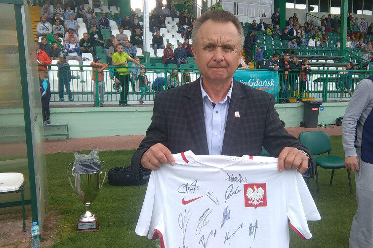 Bogusław Kaczmarek z koszulką reprezentacji Polski z podpisami kadrowiczów z Juraty. Prezent od Adama Nawałki. 
