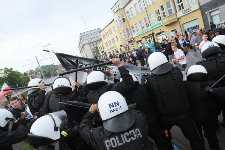Policja skutecznie odgrodziła zwolenników obu sobotnich manifestacji
