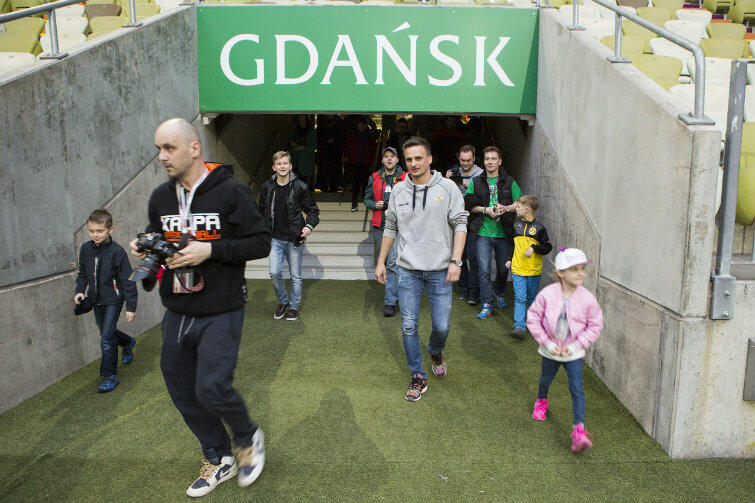 Zwiedzanie Stadionu Energa ze Sławomirem Peszko, piłkarzem Lechii Gdańsk. Nie zawsze piłkarz jest przewodnikiem, ale wizyta zawsze jest tańsza w ramach wspólnego biletu.

