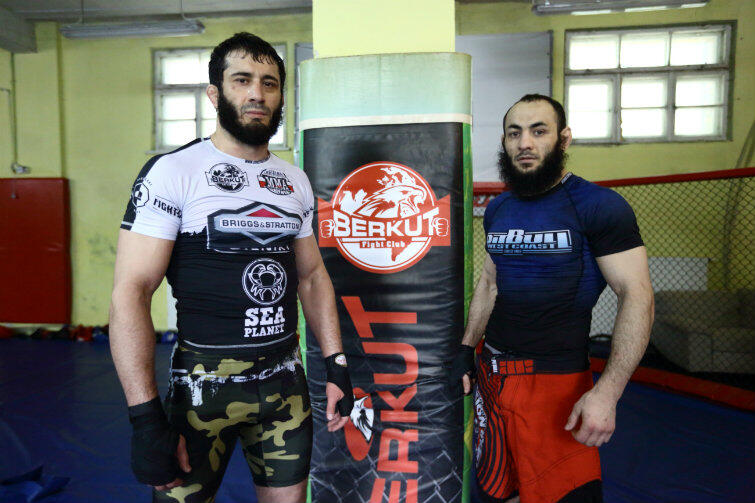 Przyjaciele: Chalidow (po lewej) i Aslambek Saidow. Aslam zawsze jeździ na walki Mameda, jest w jego narożniku na ringu.

