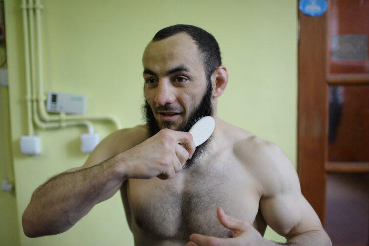 Kosmetyka po treningu. Aslam Saidow rozczesuje brodę. 
