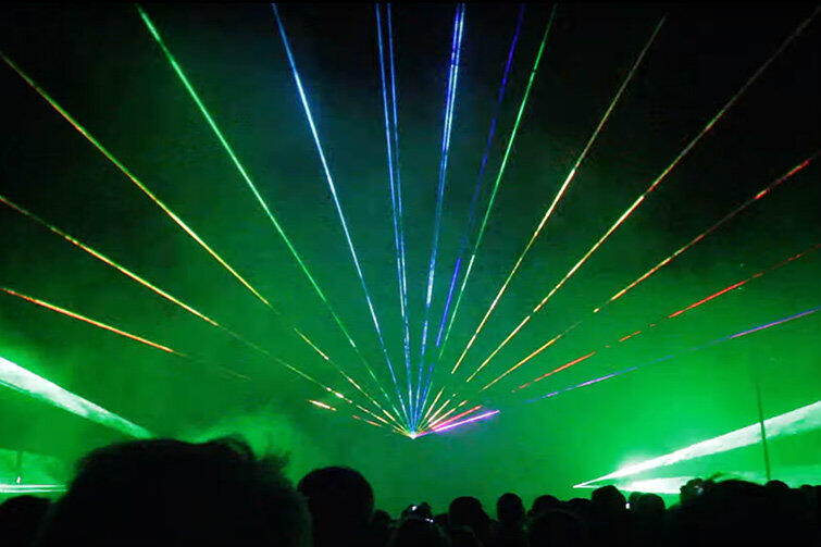 Pokazy laserowe to niezwykle efektowne, wręcz magiczne, widowiska coraz popularniejsze na całym świecie. W Polsce wciąż są rzadkością. Poniżej prezentujemy film z takiego pokazu.
