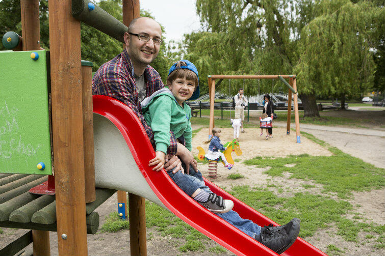 Witold Misztal z synem Jeremim na placu zabaw powstałym z inicjatywy Fundacji Generacja.
