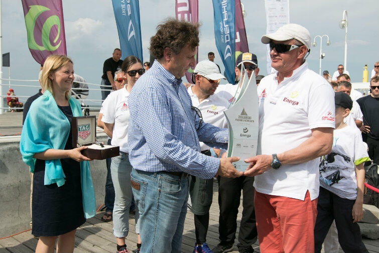 Sergiej Pavlenko, sternik zwycięskiego jachtu Blagodarnost 2 odbiera nagrodę z rąk Jacka Karnowskiego, prezydenta Sopotu. Za chwile otrzyma także ekskluzywny zegarek - jeden dla całej załogi.
