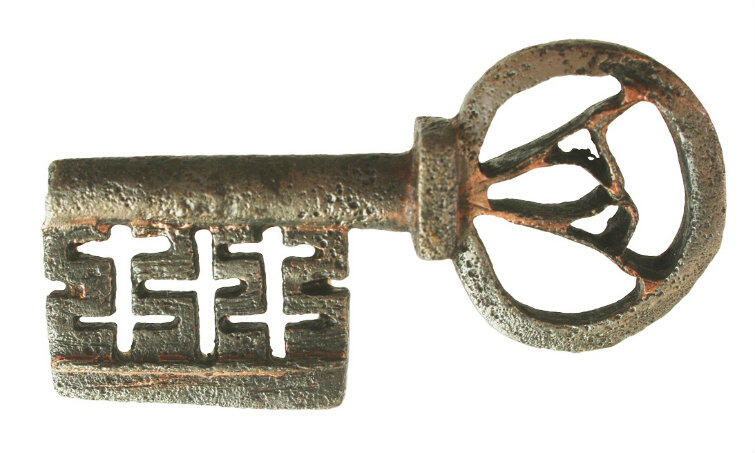 Wykopany na terenie budowy efektowny klucz do drzwi lub skrzynki (XV-XVII w).
